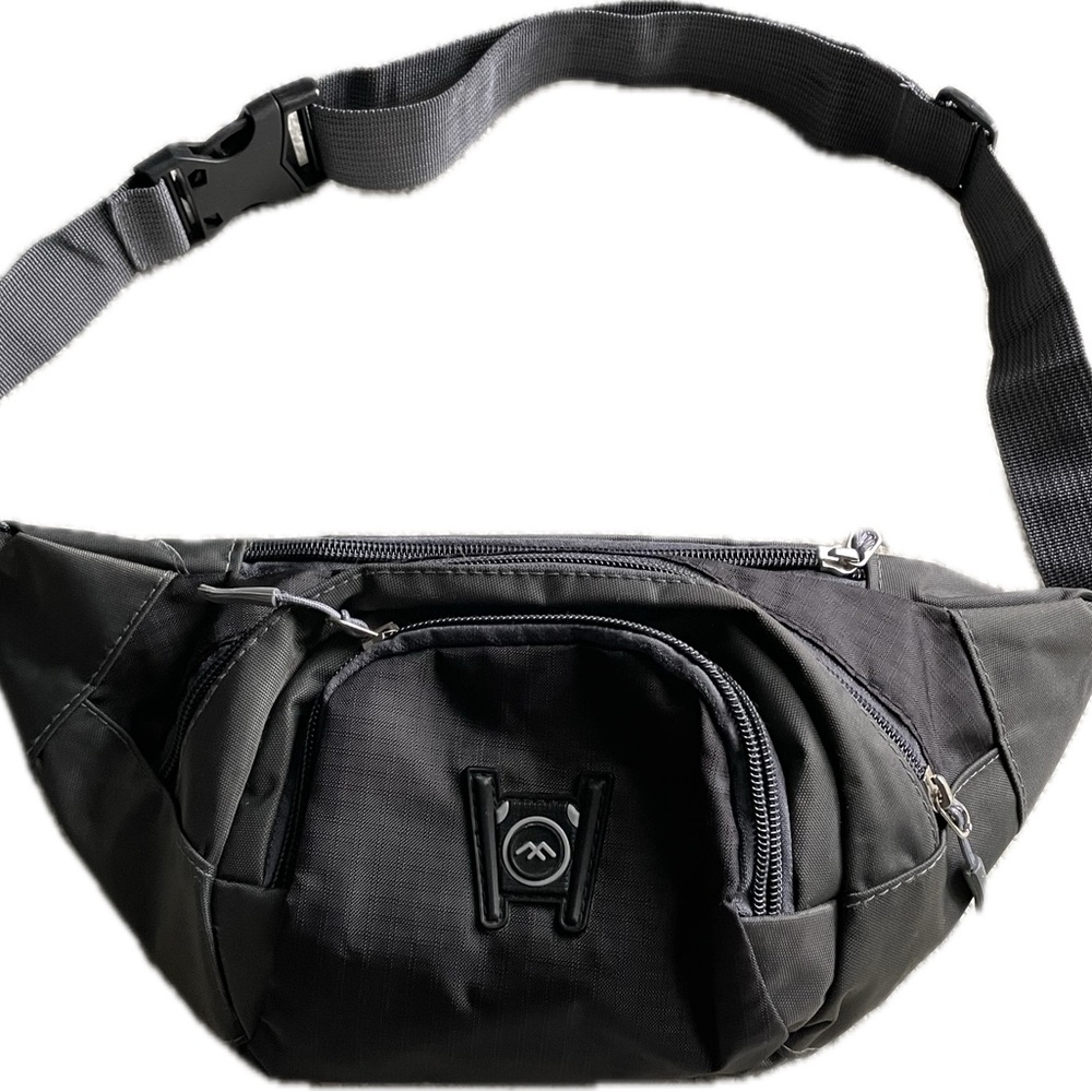 Magellan Outdoors hip pouch/fanny pack/ crossbody bag perfect condition - Picture 3 of 4